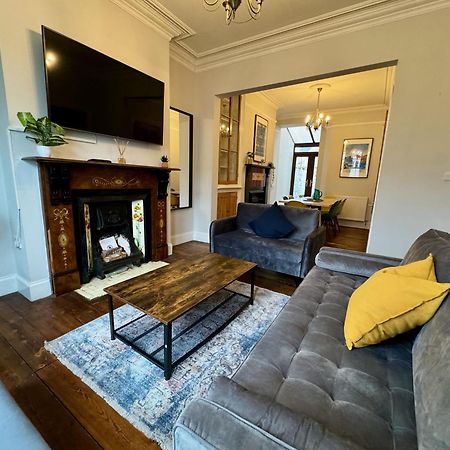 Large Citycentre Townhouse & Hot Tub, Pool Table And Offroad Parking Cardiff Eksteriør billede