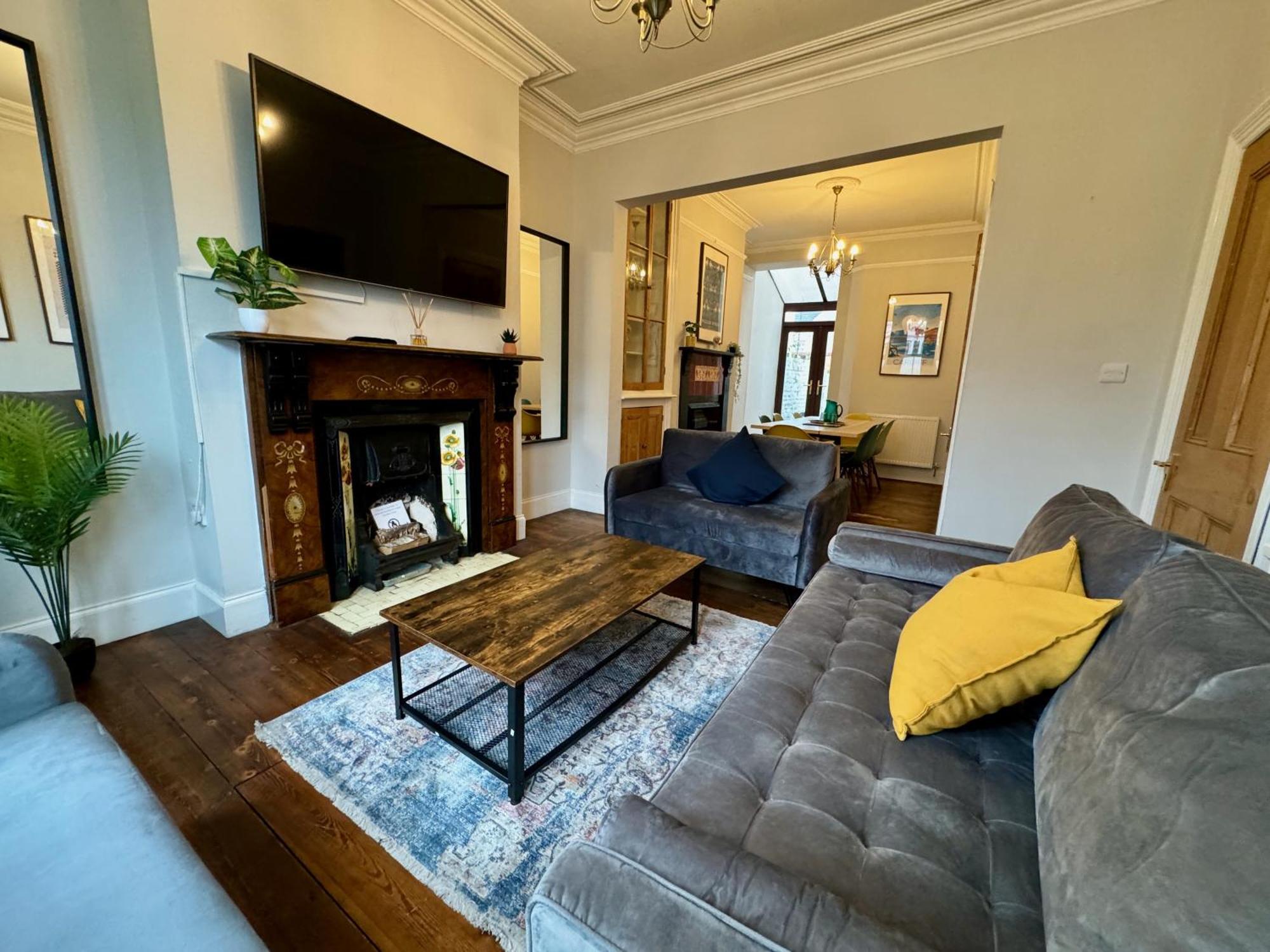 Large Citycentre Townhouse & Hot Tub, Pool Table And Offroad Parking Cardiff Eksteriør billede