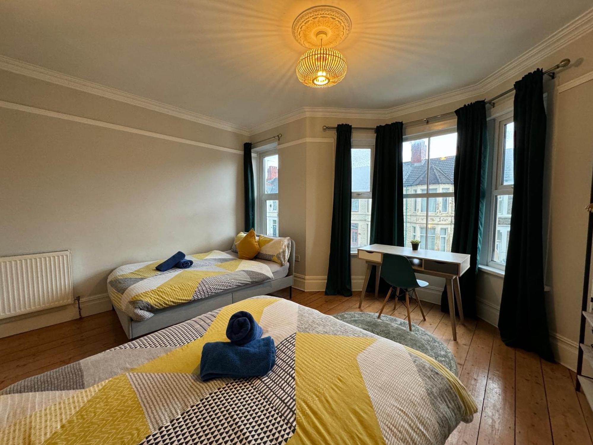 Large Citycentre Townhouse & Hot Tub, Pool Table And Offroad Parking Cardiff Eksteriør billede