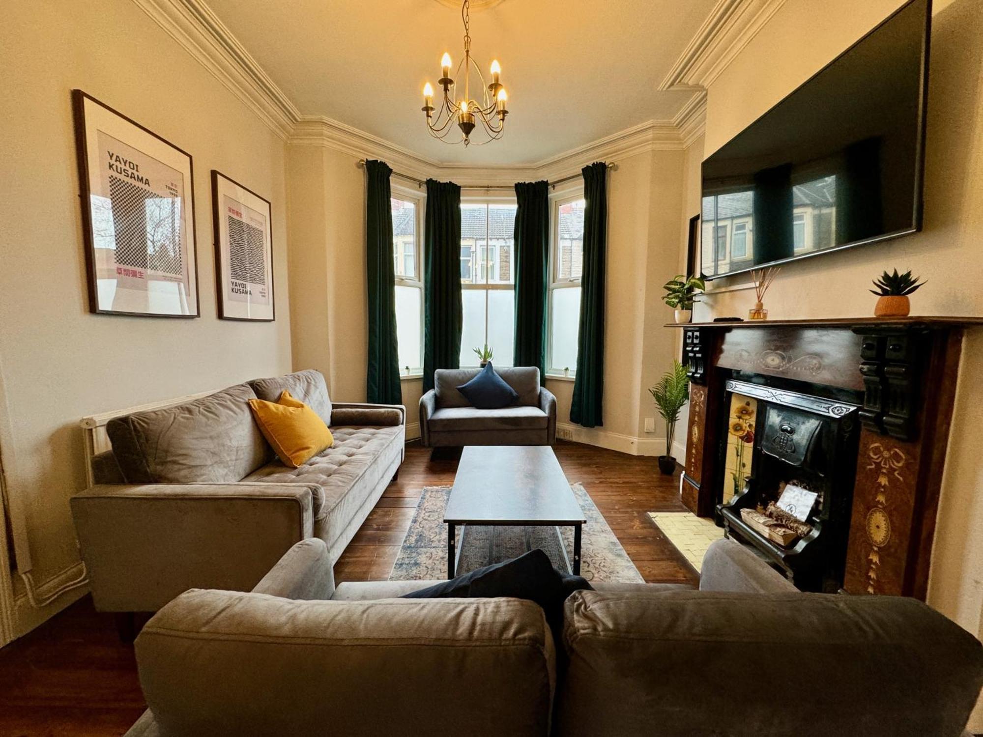 Large Citycentre Townhouse & Hot Tub, Pool Table And Offroad Parking Cardiff Eksteriør billede
