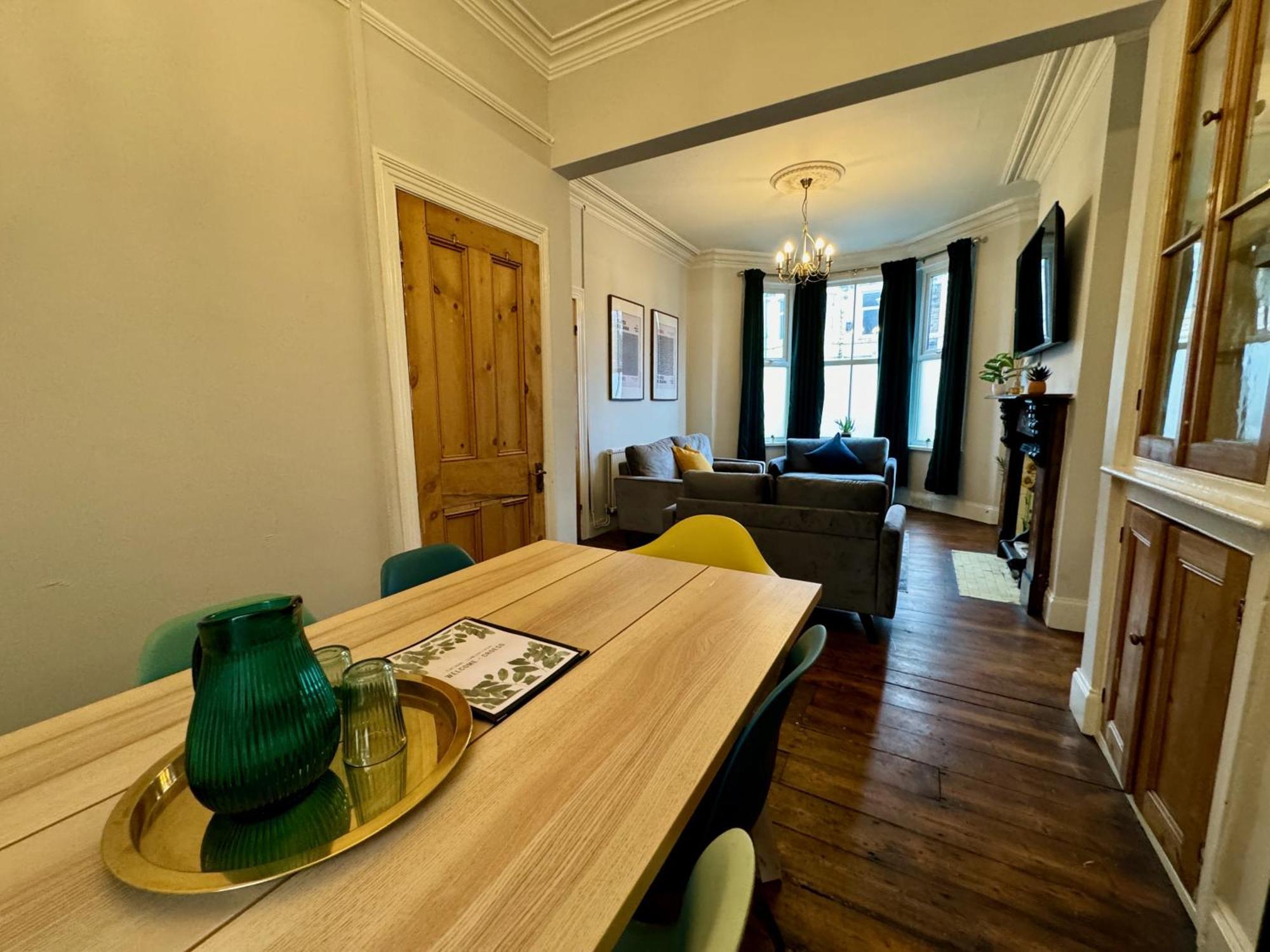 Large Citycentre Townhouse & Hot Tub, Pool Table And Offroad Parking Cardiff Eksteriør billede