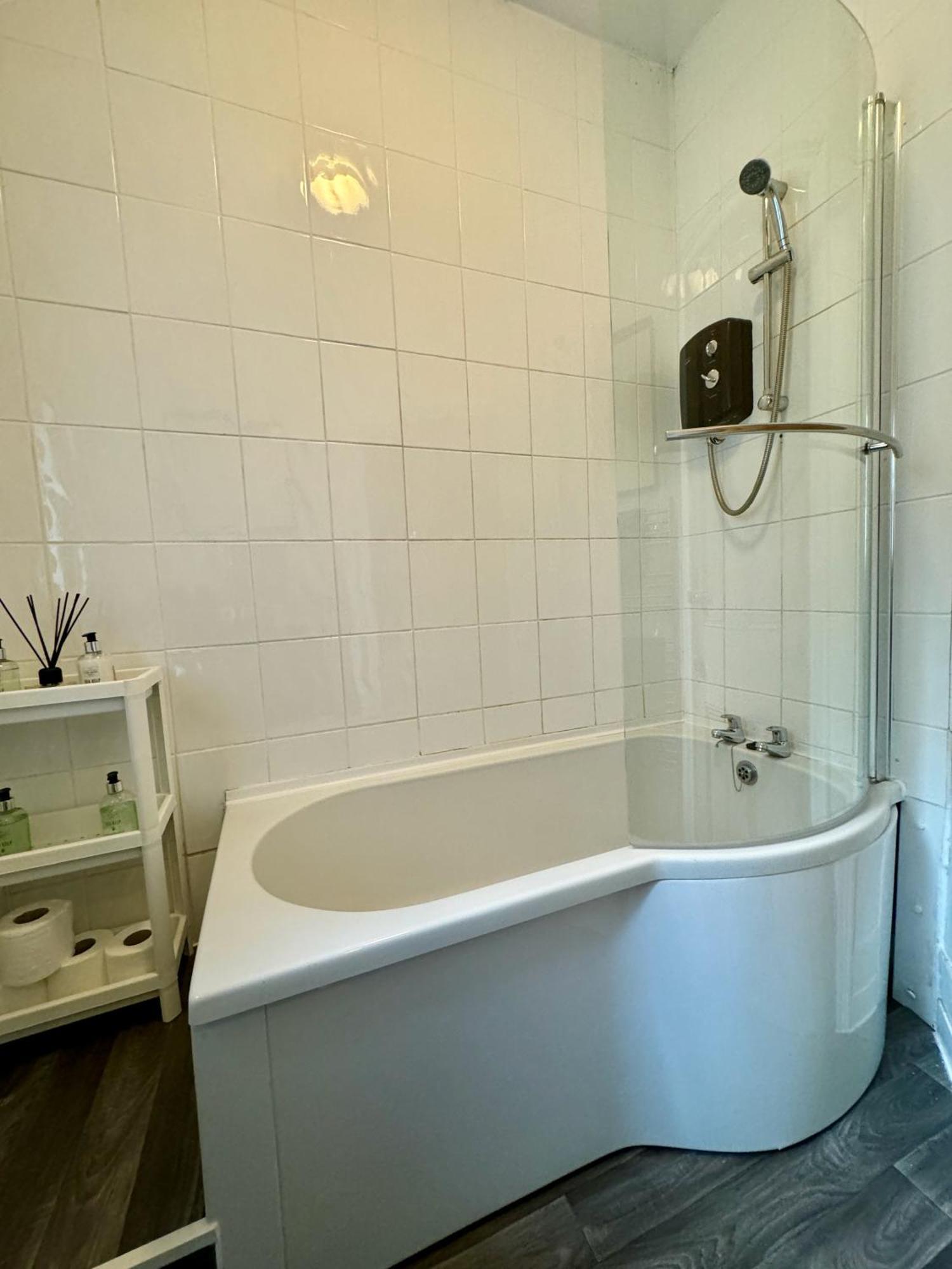 Large Citycentre Townhouse & Hot Tub, Pool Table And Offroad Parking Cardiff Eksteriør billede