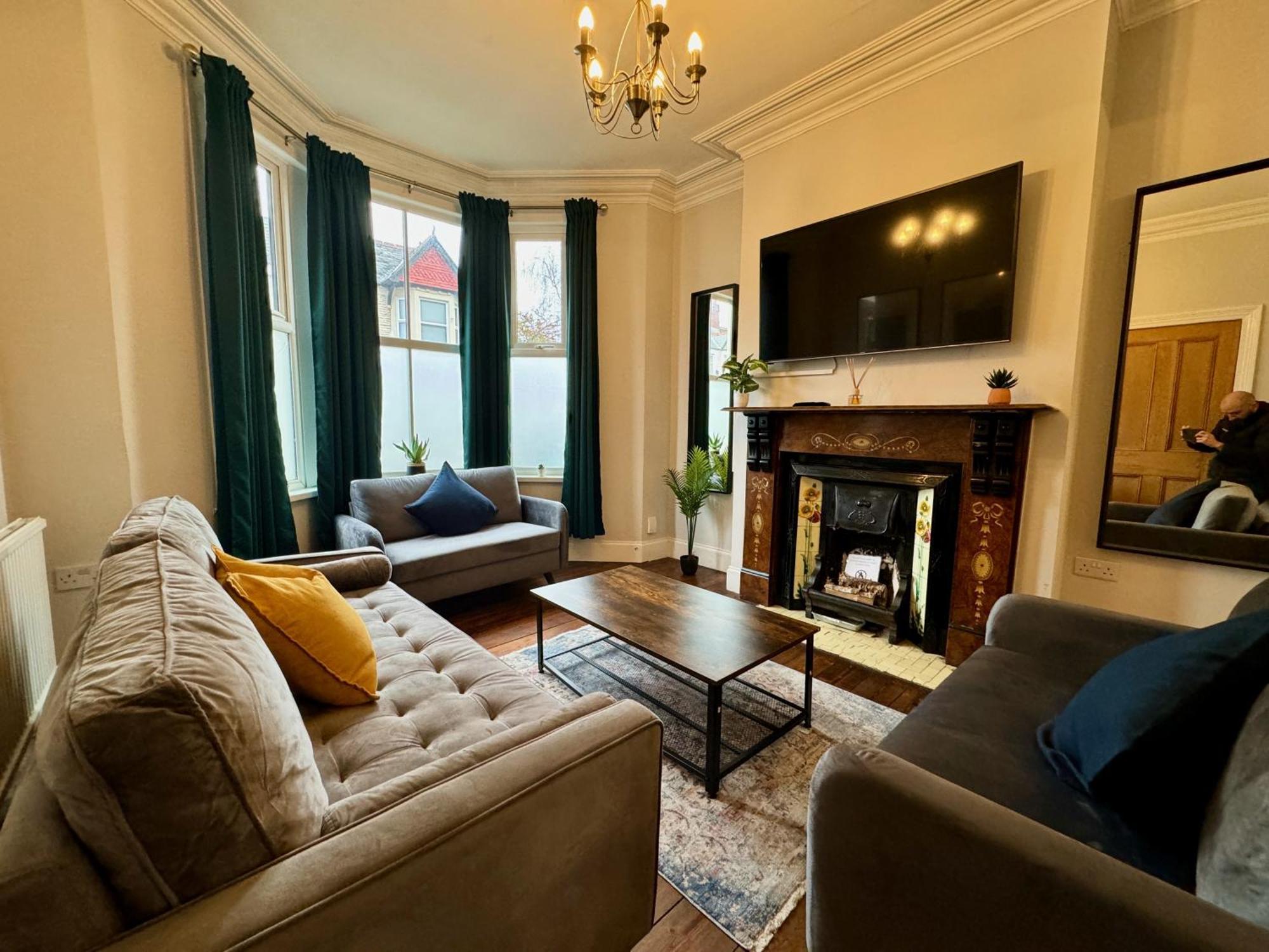 Large Citycentre Townhouse & Hot Tub, Pool Table And Offroad Parking Cardiff Eksteriør billede