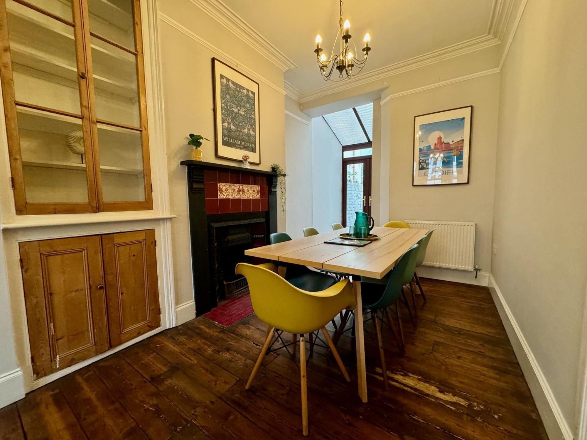 Large Citycentre Townhouse & Hot Tub, Pool Table And Offroad Parking Cardiff Eksteriør billede