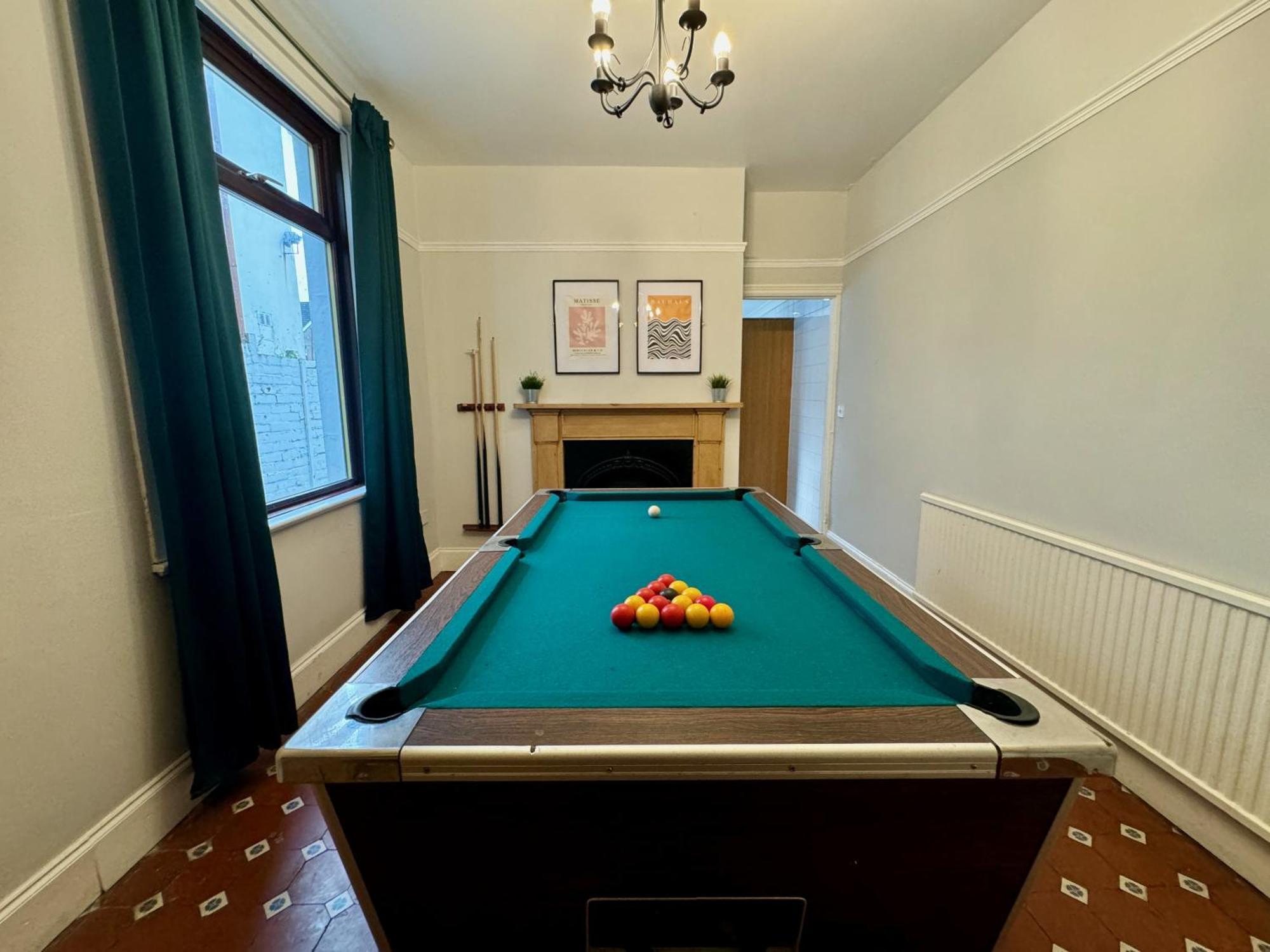 Large Citycentre Townhouse & Hot Tub, Pool Table And Offroad Parking Cardiff Eksteriør billede