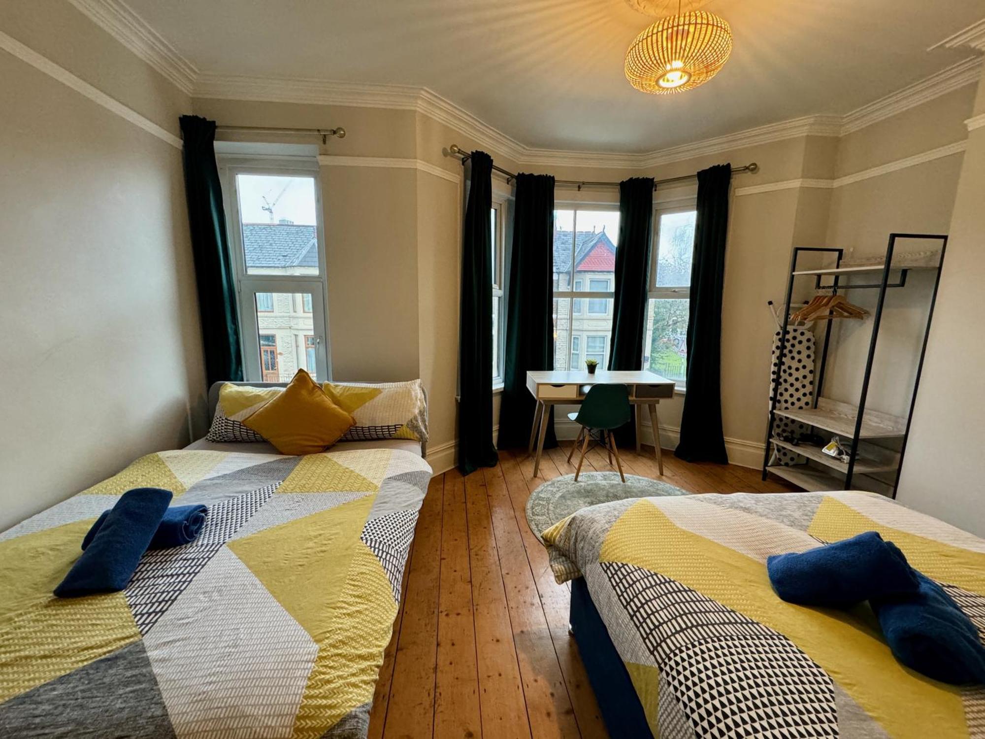 Large Citycentre Townhouse & Hot Tub, Pool Table And Offroad Parking Cardiff Eksteriør billede