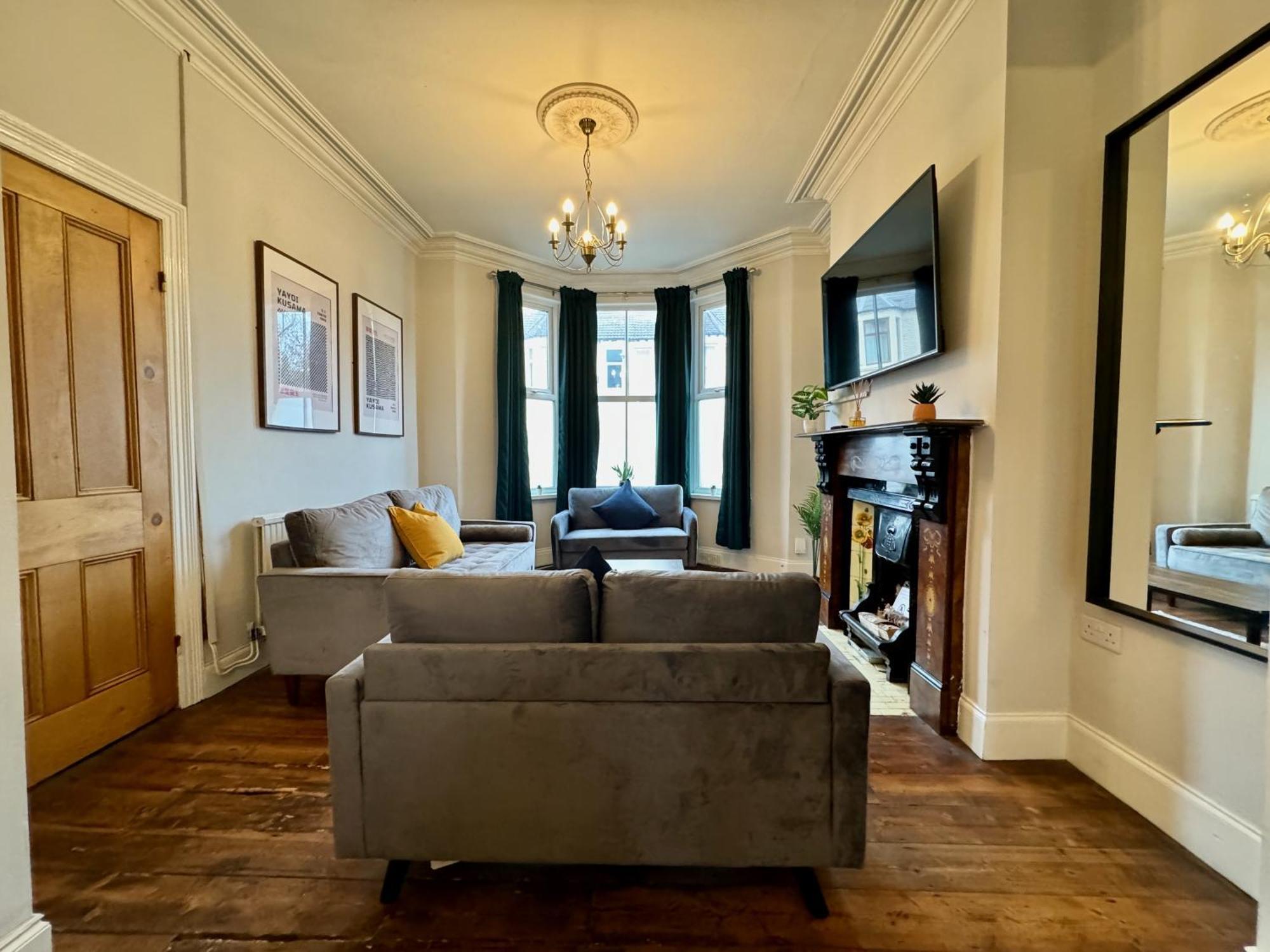 Large Citycentre Townhouse & Hot Tub, Pool Table And Offroad Parking Cardiff Eksteriør billede